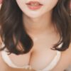 橋本萌花 新作の白下着で魅せるスレンダー美巨乳