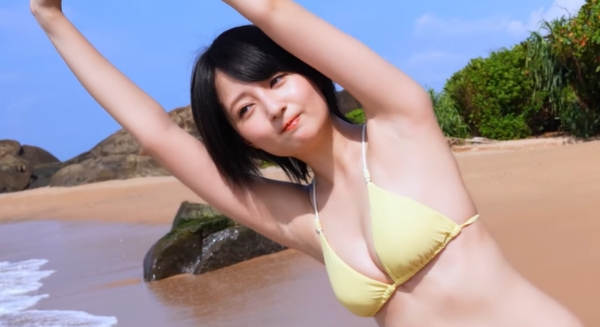 こばしり。ビキニで魅せるすべすべの腋下とスレンダーボディ