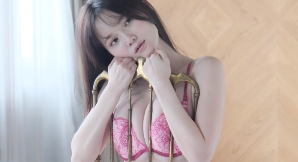 ちーまき ノーブラや下着で魅せる色白プルプル美巨乳