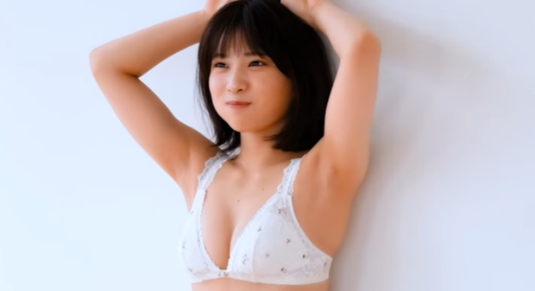 芳賀礼 なんばで一番かわいいコが水着で抜群なスタイルを披露