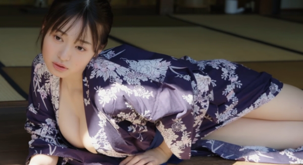 白濱美兎 はだけた浴衣でチラリなマシュマロバストと白い太もも