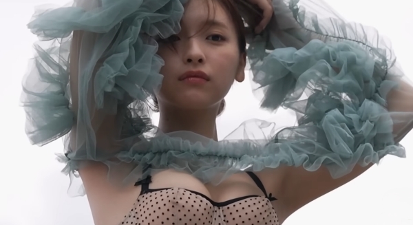 一ノ瀬瑠菜 大胆に見せるすべすべの腋下からお色気があふれます