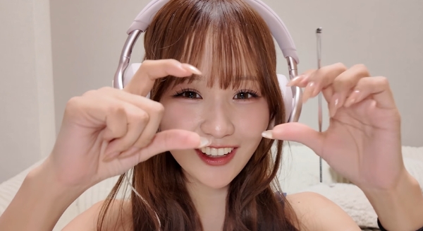 森脇梨々夏 ASMRで囁きながら耳かき指かきをするフェチ映像