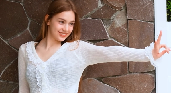 ブラダ ウクライナの美少女が圧倒的な透明感で魅せる水着撮影